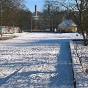 Niezagospodarowany plac/skwer nad rzeką.