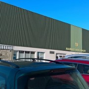 Niewykorzystany potencjał miejsca. Brak usług gastronomii. Tendencja do wykorzystania całej przestrzeni publicznej na miejsca postojowe.